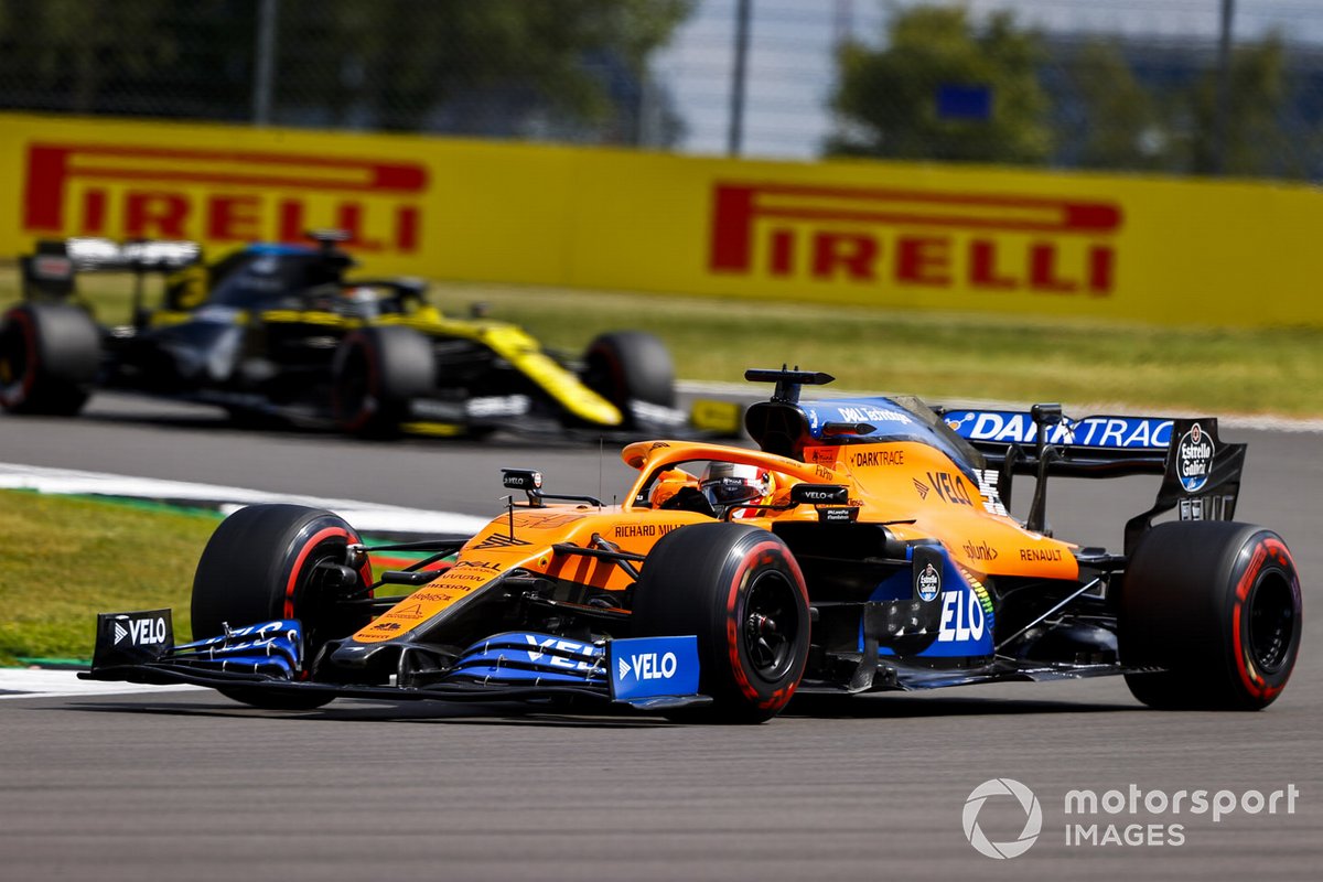 Carlos Sainz Jr., McLaren MCL35, Daniel Ricciardo, Renault F1 Team R.S.20