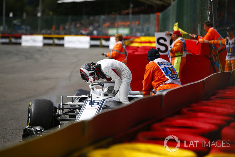 Charles Leclerc entsteigt seinem Sauber unverletzt