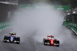 Felipe Nasr, Sauber C35, en Sebastian Vettel, Ferrari SF16-H, in gevecht