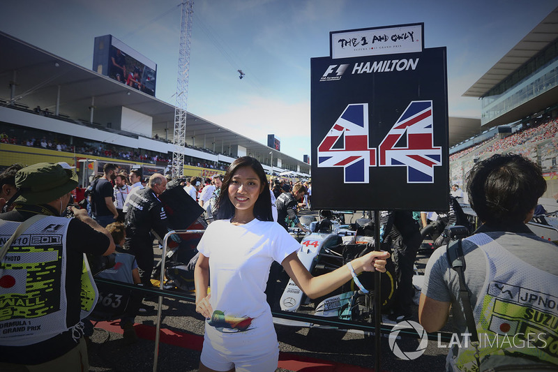 La grid girl di Lewis Hamilton, Mercedes AMG F1