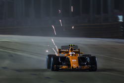 Stoffel Vandoorne, McLaren MCL32, kıvılcım saçıyor
