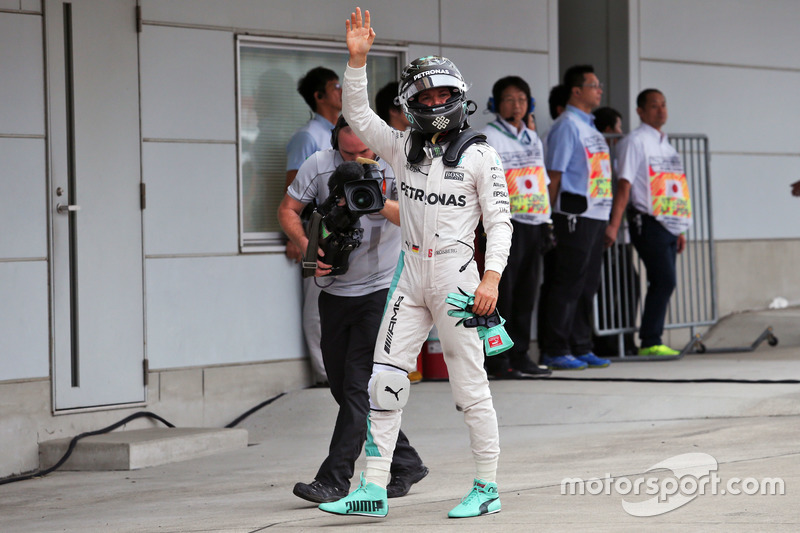 Nico Rosberg, Mercedes AMG F1 festeggia la sua pole position nel parco chiuso
