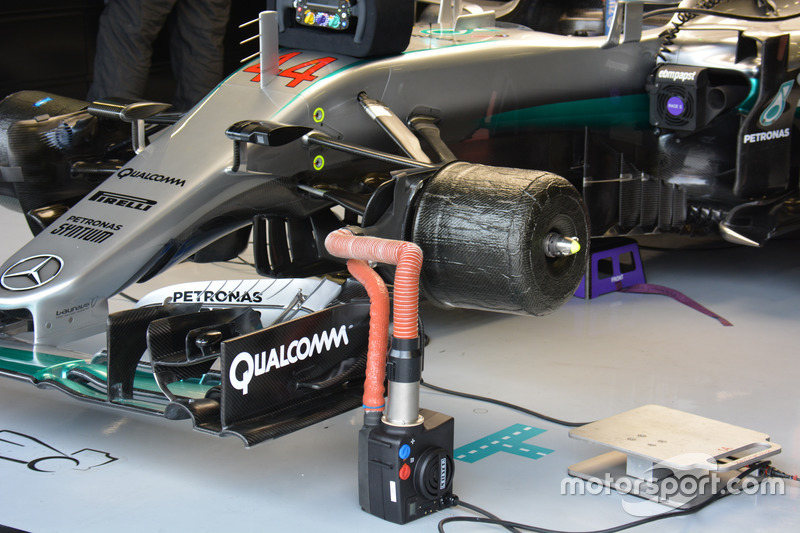 Mercedes F1 W07: Vorderradbremse und Bargeboards