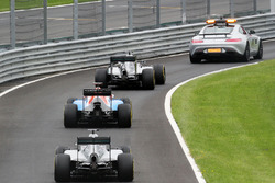 Das Safety-Car führt das Feld durch die Boxengasse
