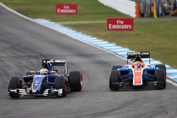 Zweikampf: Marcus Ericsson, Sauber C35; Rio Haryanto, Manor Racing MRT05