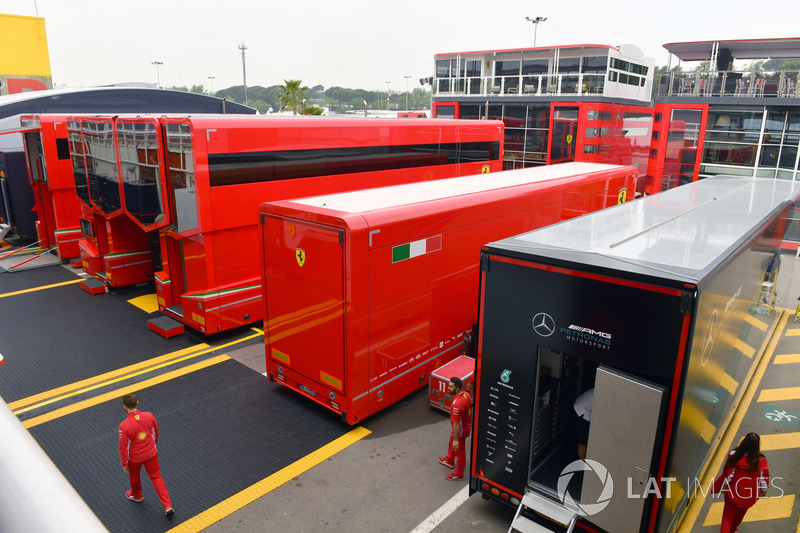 Camiones Ferrari en el Paddock