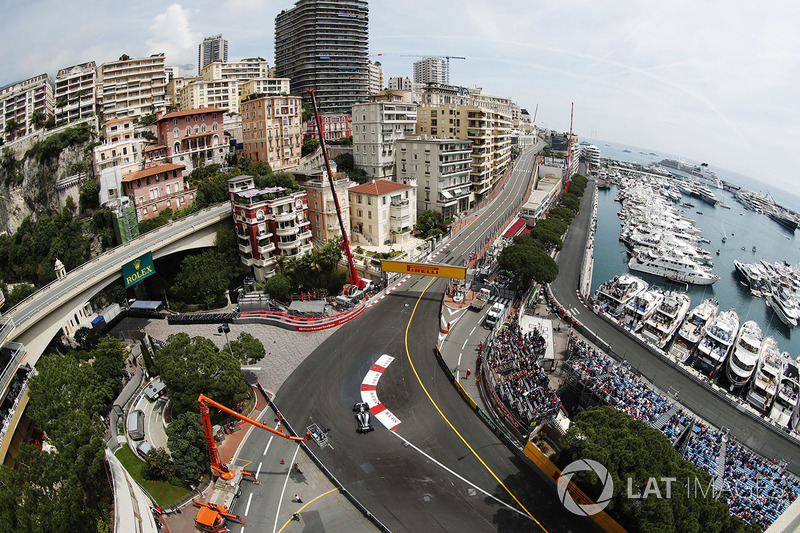 Un vistazo aéreo de Valtteri Bottas, Mercedes AMG F1 W09 en Sainte Devote