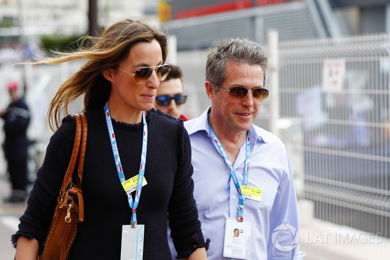 L'attore Hugh Grant con la moglie Anna Elisabet Eberstein
