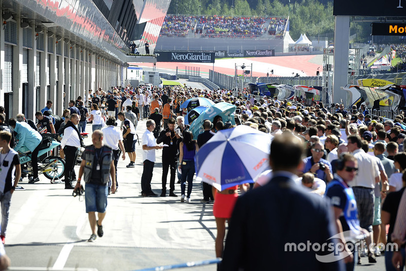 Fans in the pitlane