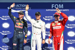Top-drie van de kwalificatie in parc ferme (L naar R): Max Verstappen, Red Bull Racing, tweede; Nico