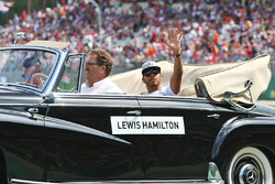 Lewis Hamilton, Mercedes AMG F1, tijdens de rijdersparade