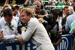 Race winner Nico Rosberg, Mercedes AMG F1 celebrates with the team in parc ferme