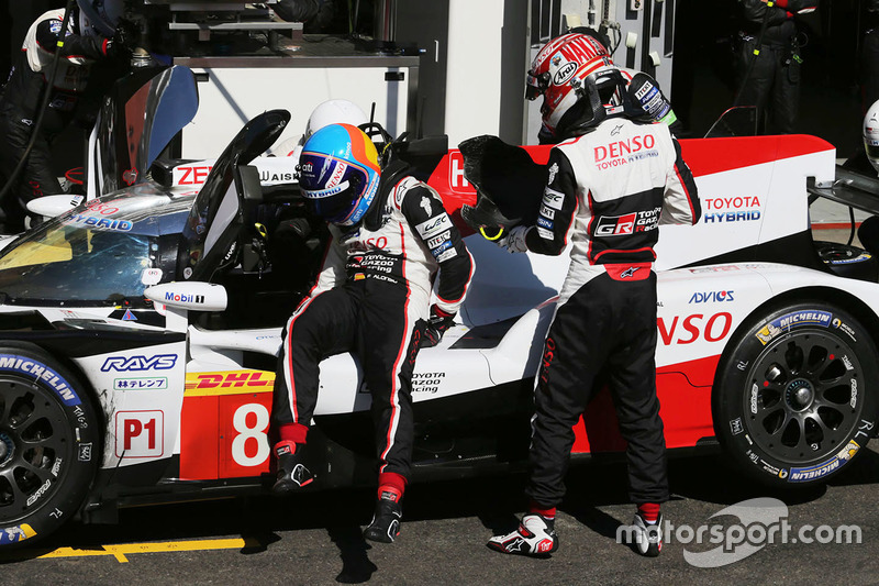 #8 Toyota Gazoo Racing Toyota TS050: Kazuki Nakajima, Fernando Alonso, en pits
