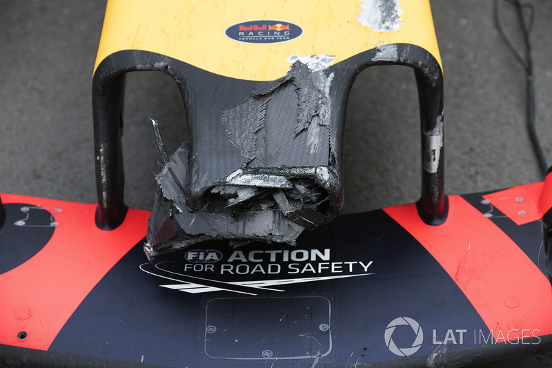 El coche dañado de Max Verstappen, Red Bull Racing