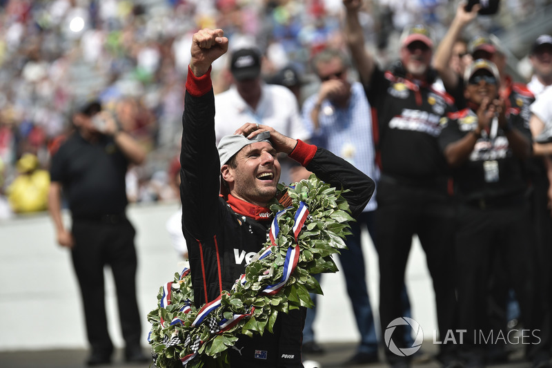 Will Power, Team Penske Chevrolet festeggia la vittoria dando un bacio alla iarda di mattoni