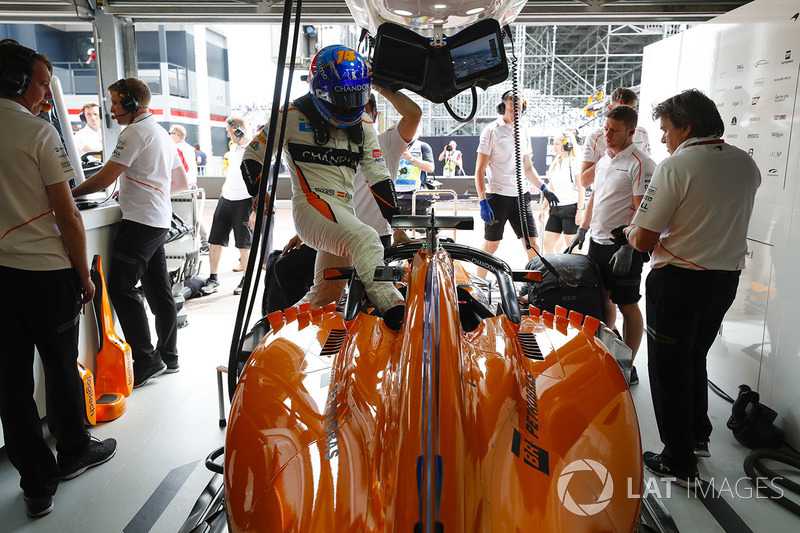 Fernando Alonso, McLaren, araca biniyor