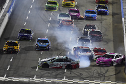 Massencrash auf der Ziellinie mit Kevin Harvick, Stewart-Haas Racing Ford, Trevor Bayne, Roush Fenwa