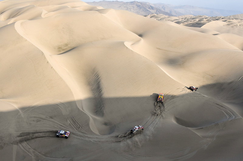 #306 Peugeot Sport Peugeot 3008 DKR: Себастьян Льоб, Даніель Елена, #301 Toyota Gazoo Racing Toyota: