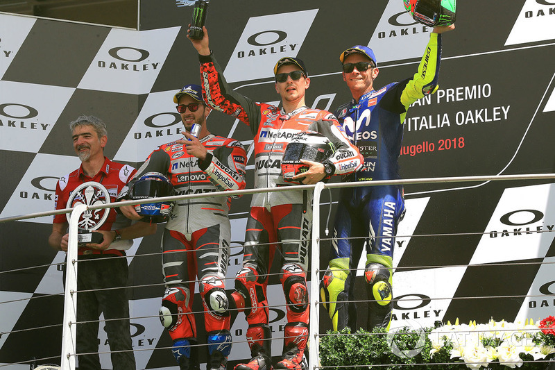 Подіум: друге місце Андреа Довіціозо, Ducati Team, переможець гонки Хорхе Лоренсо, Ducati Team, третє місце Валентино Россі, Yamaha Factory Racing