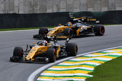 Nico Hulkenberg, Renault Sport F1 Team RS17 ve Carlos Sainz Jr., Renault Sport F1 Team RS17