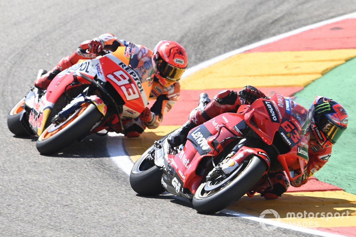 Francesco Bagnaia, Ducati Team, dan Marc Marquez, Repsol Honda, saat berduel ketat di lomba MotoGP Aragon, Minggu (12/9/2021) lalu.