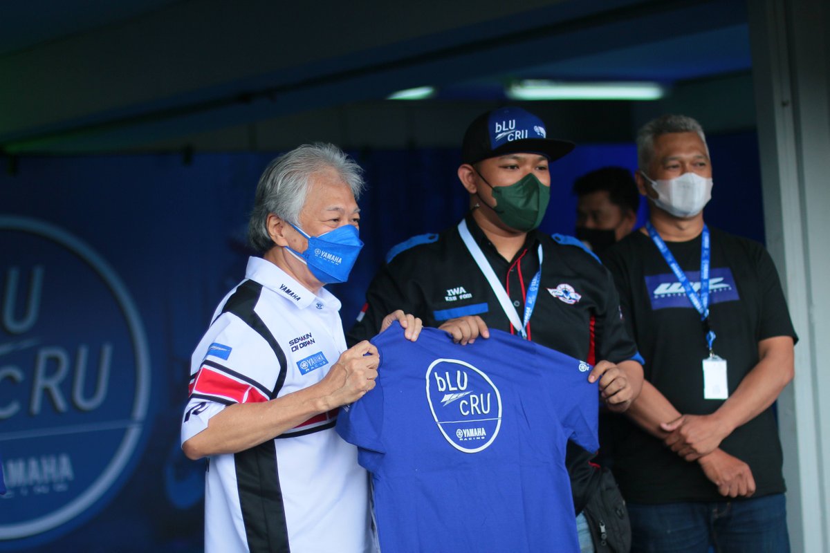 Executive Vice President & COO PT Yamaha Indonesia Motor Manufacturing (YIMM) Dyonisius Beti bersama komunitas Yamaha dalam peluncuran bLU cRU Indonesia