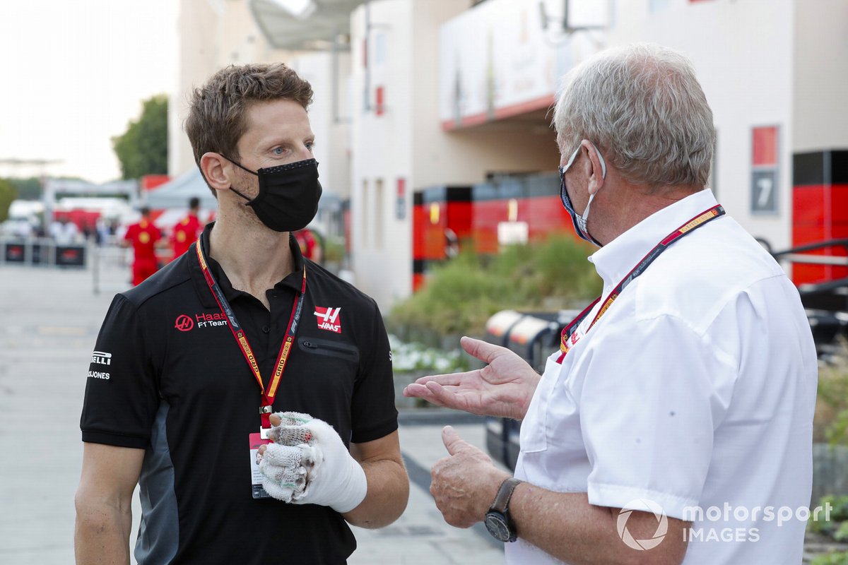 Romain Grosjean, Haas F1, bicara kepada Helmut Marko, Konsultan, Red Bull Racing