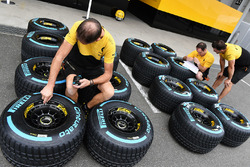 Renault Sport F1 Team mechanics with Pirelli tyres