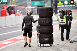 Un meccanico McLaren con gli pneumatici Pirelli
