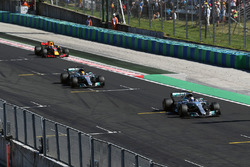 Valtteri Bottas, Mercedes-Benz F1 W08 Hybrid and Lewis Hamilton, Mercedes-Benz F1 W08 Hybrid cross t