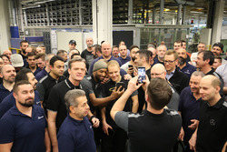 Valtteri Bottas, Mercedes AMG F1 met werknemer Mercedes-Benz employees