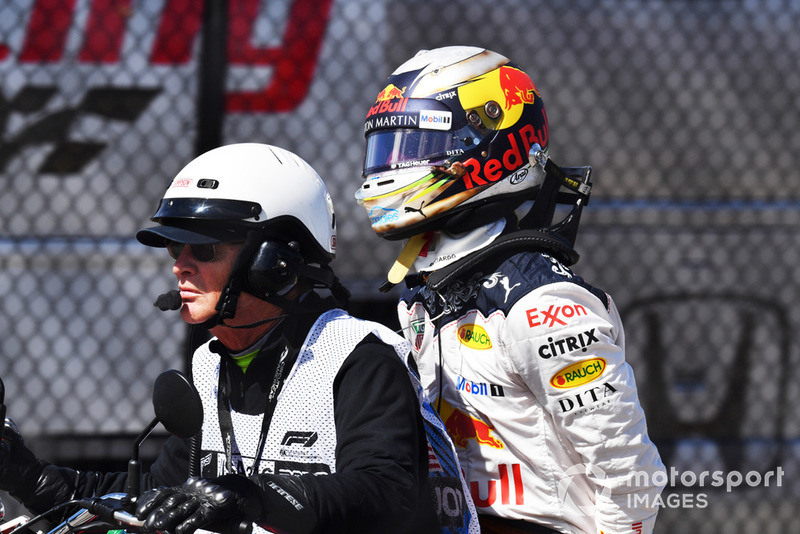 Daniel Ricciardo, Red Bull Racing rentre à moto après son abandon