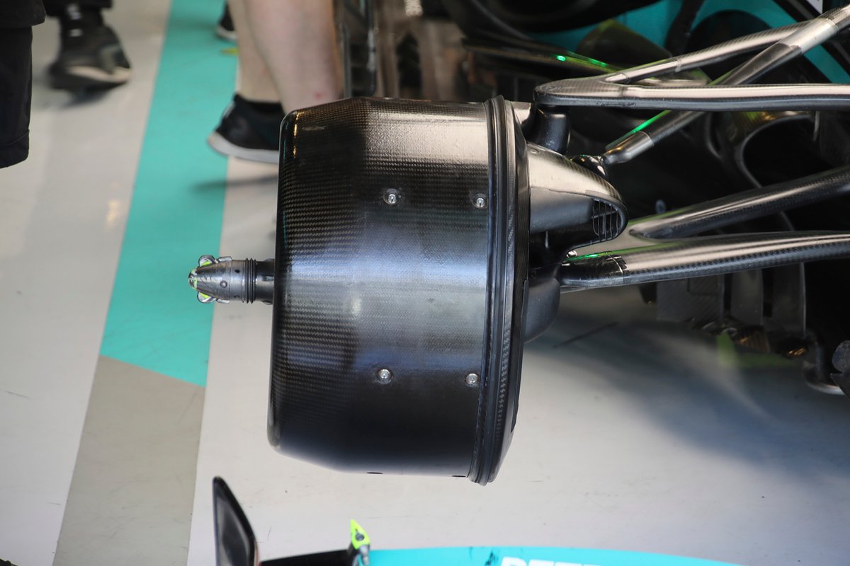 Dettaglio del cestello dei freni della Mercedes mule car