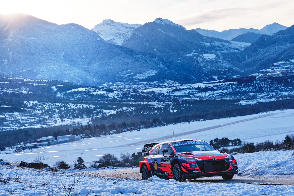 Pasangan pereli Hyundai Motorsport, Ott Tänak dan navigator Martin Järveoja melesat di atas Hyundai i20 Coupe WRC pada hari ketiga Reli Monte Carlo 2021.