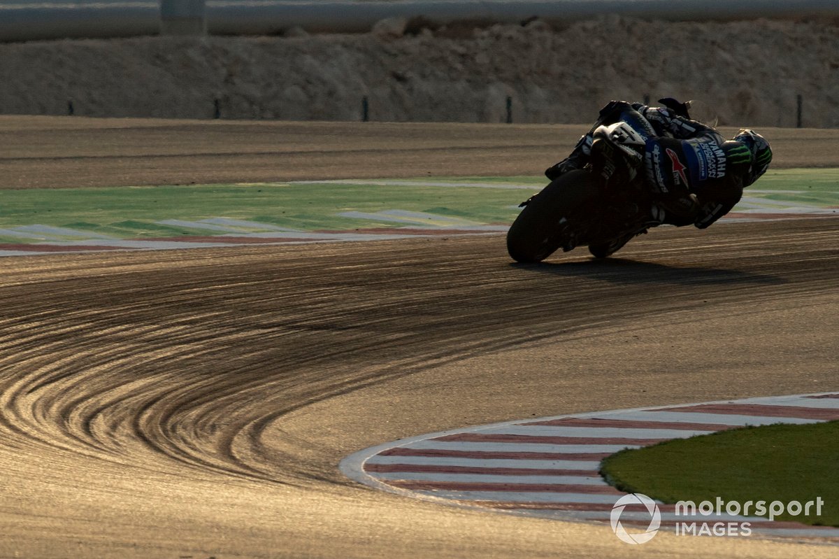 Pembalap Tim Yamaha Factory Racing, Maverick Vinales, melibas sebuah tikungan Sirkuit Losail, Qatar, saat tes resmi MotoGP 2021, Jumat (12/3/2021).