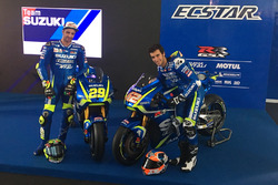 Andrea Iannone en Alex Rins met de Suzuki MotoGP-machine van 2017