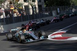 Lewis Hamilton, Mercedes AMG F1 W08, Sebastian Vettel, Ferrari SF70H