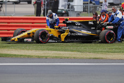 Marshals remove the retired Jolyon Palmer Renault Sport F1 Team RS17