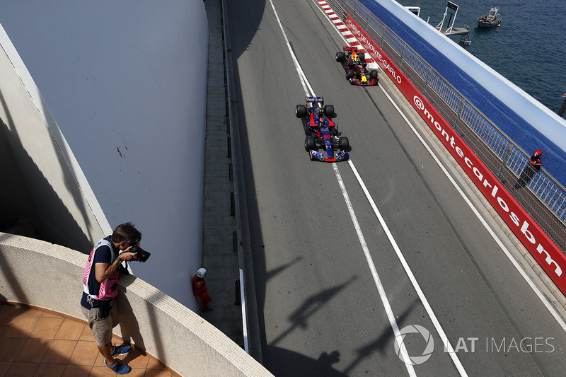 Fotograf; Carlos Sainz Jr., Scuderia Toro Rosso STR12; Daniel Ricciardo, Red Bull Racing RB13
