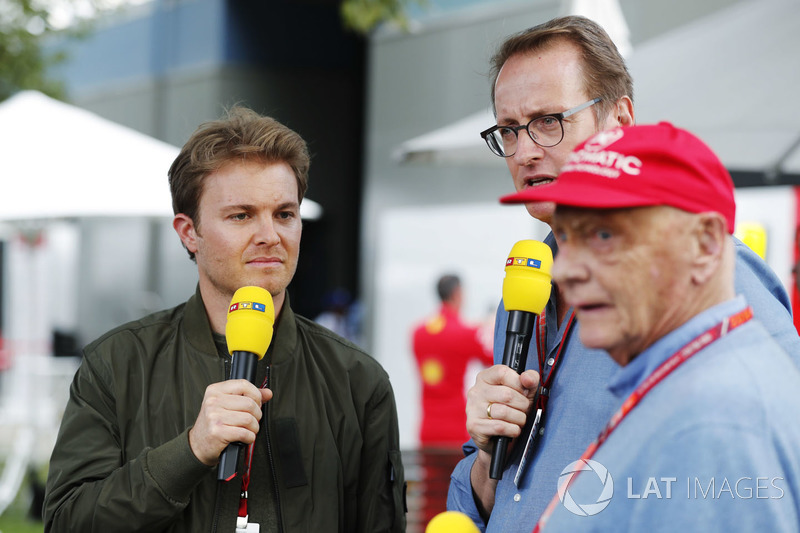 Presentatori RTL al lavoro, inclusi Nico Rosberg e Niki Lauda