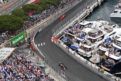 Daniel Ricciardo, Red Bull Racing RB14 precede Sebastian Vettel, Ferrari SF71H