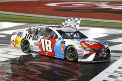Yarış galibi Kyle Busch, Joe Gibbs Racing, Toyota Camry M&M's Red White & Blue