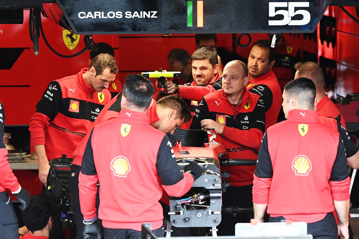 Los mecánicos de Ferrari sustituyen el chasis de Sainz en los boxes de Silverstone