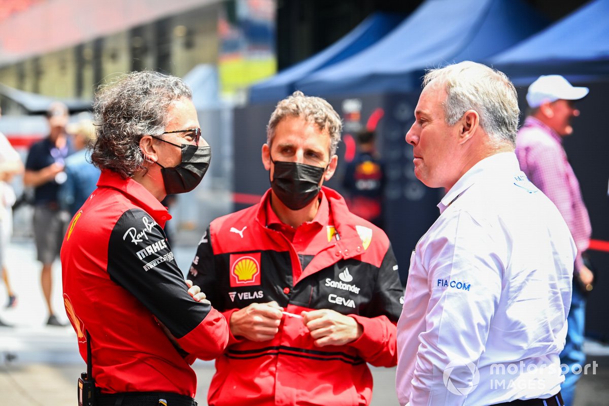 Mekies, director deportivo de Ferrari, con Rueda, jefe de estrategia en Maranello, hablando con un representante de la FIA