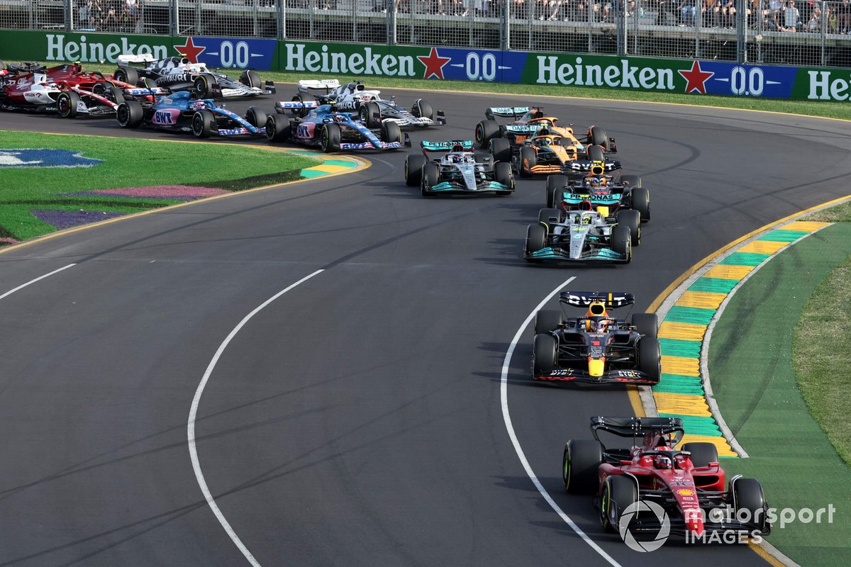 Antes de su retirada Max Verstappen se mostró impotente ante Charles Leclerc de Ferrari