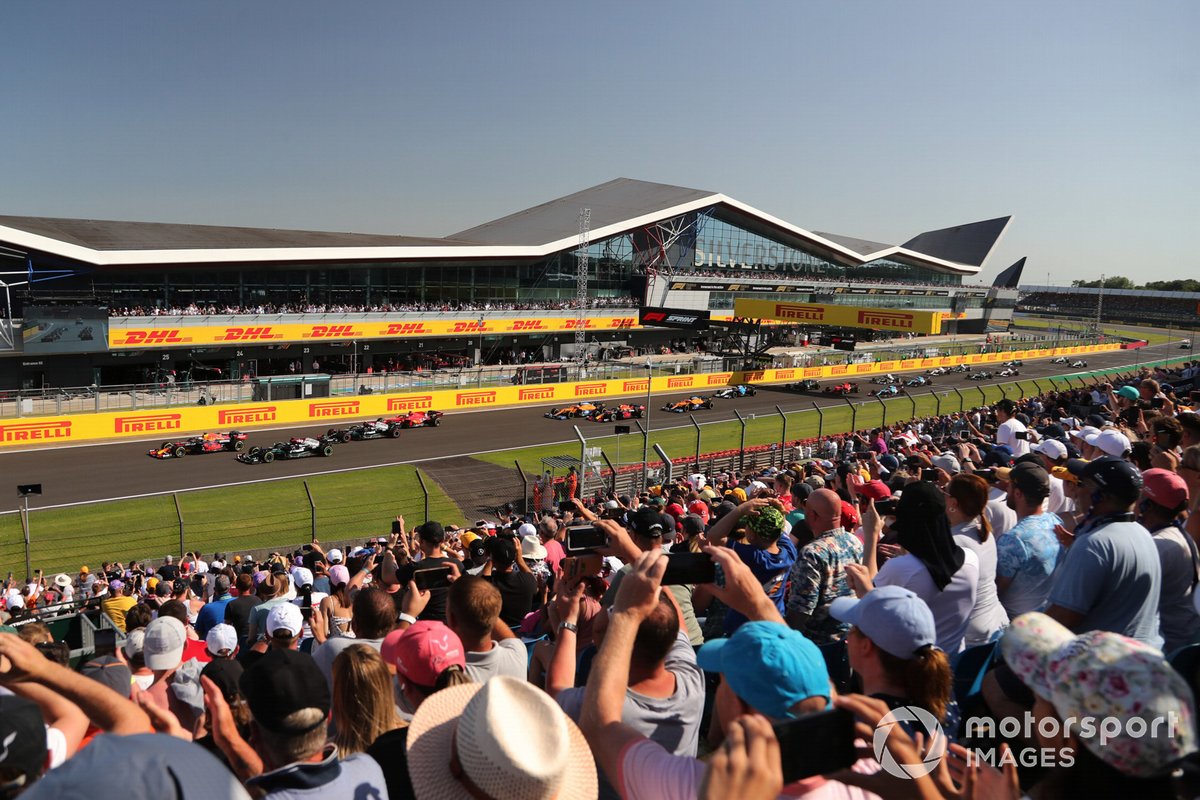 Max Verstappen, Red Bull Racing RB16B, Lewis Hamilton, Mercedes W12, Valtteri Bottas, Mercedes W12, Charles Leclerc, Ferrari SF21, and the rest of the field at the start