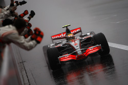 Yarış galibi Lewis Hamilton, McLaren MP4-22