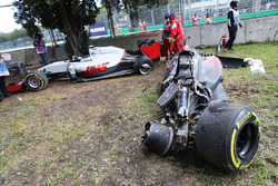 The McLaren MP4-31 of Fernando Alonso, McLaren and the Haas VF-16 of Esteban Gutierrez, Haas F1 Team