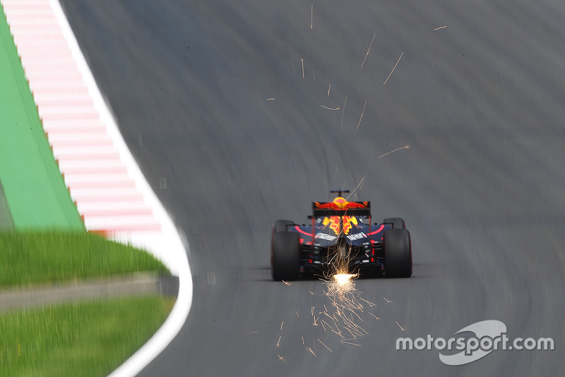 Daniel Ricciardo, Red Bull Racing RB12 sends sparks flying