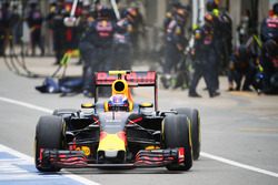 Max Verstappen, Red Bull Racing RB12 maakt een pitstop